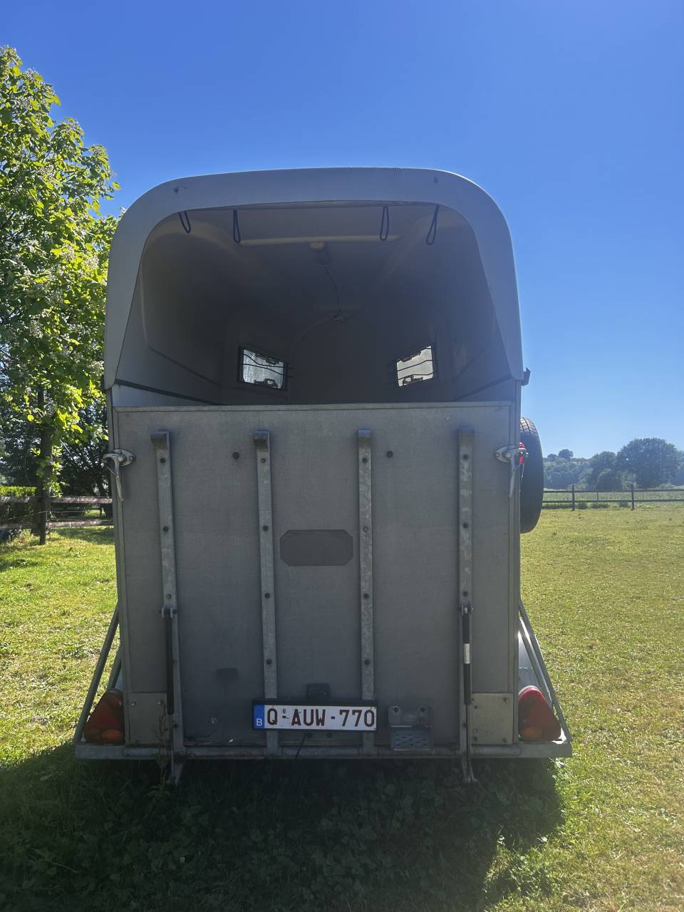 Van 2 places avec sellerie &agrave; vendre 