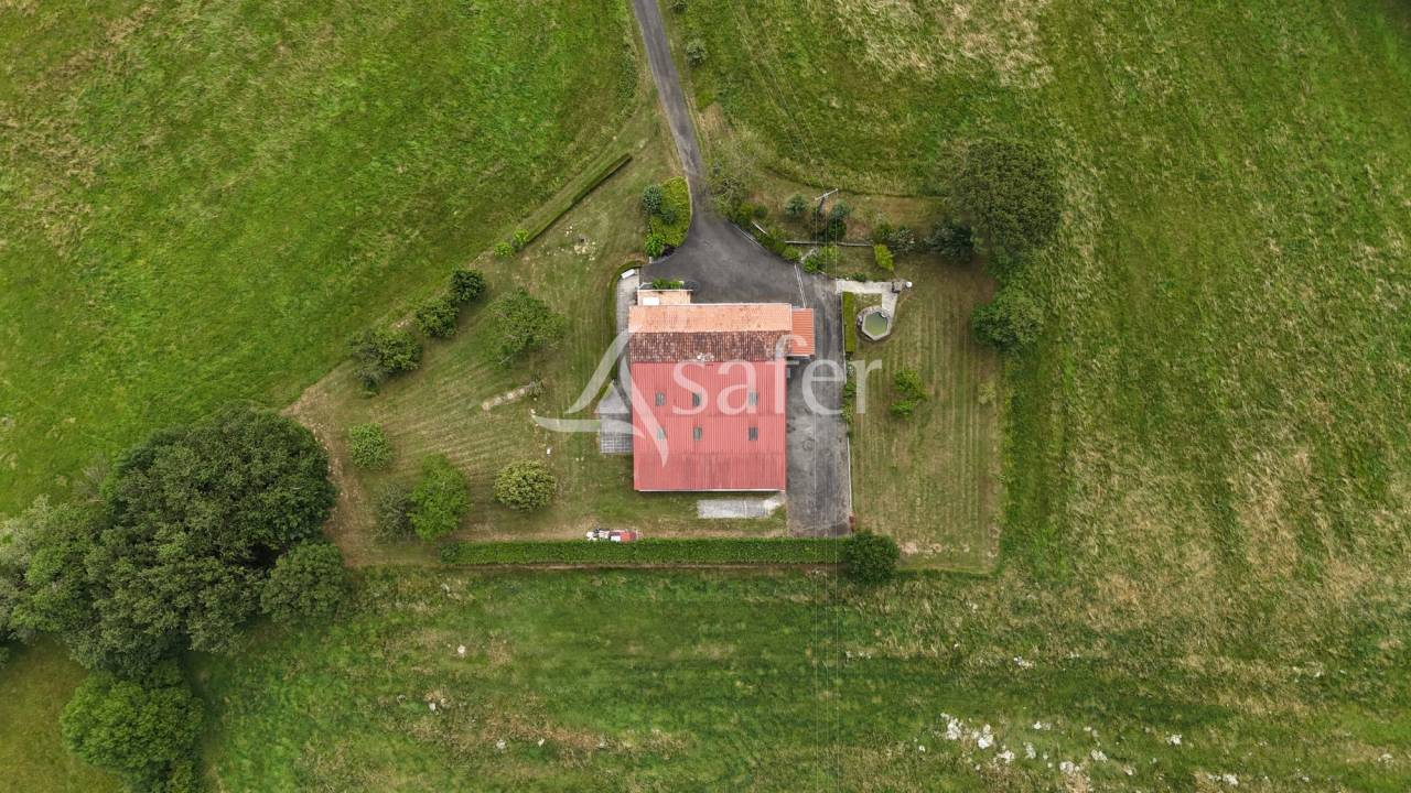 Maison de campagne tr&egrave;s proche des commodit&eacute;s