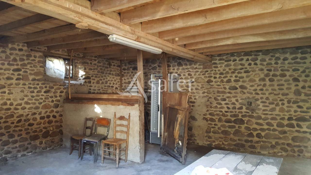 Propri&eacute;t&eacute; d'&eacute;levage avec ancien moulin et 13ha attenants