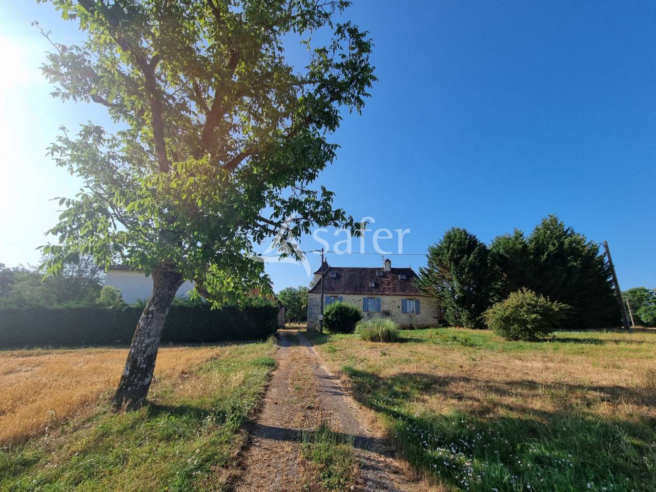 Ancien Corps de ferme sur 11 ha au Nord-Ouest du Lot