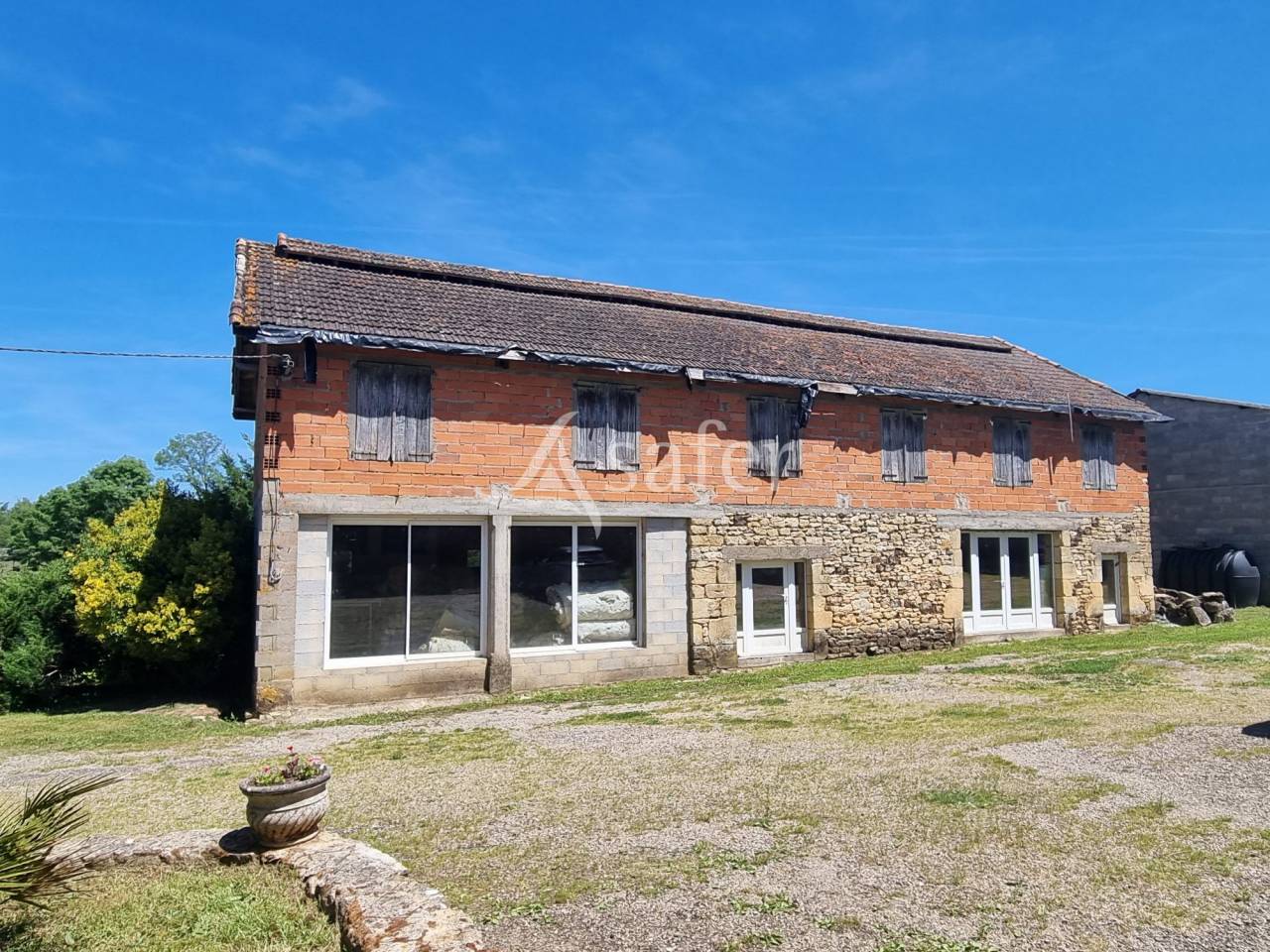 Ancien Corps de ferme sur 11 ha au Nord-Ouest du Lot