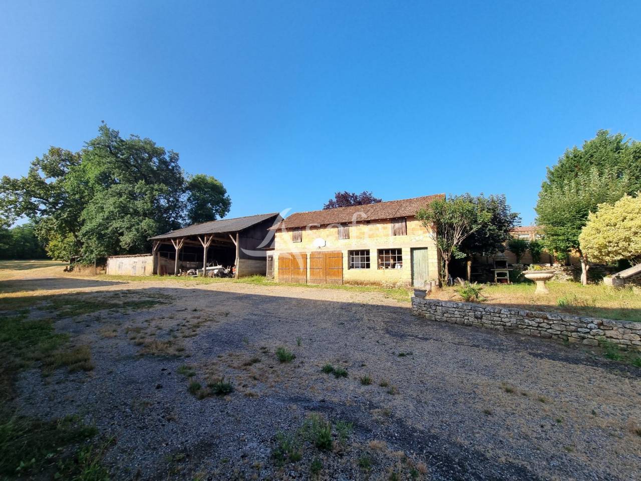 Ancien Corps de ferme sur 11 ha au Nord-Ouest du Lot