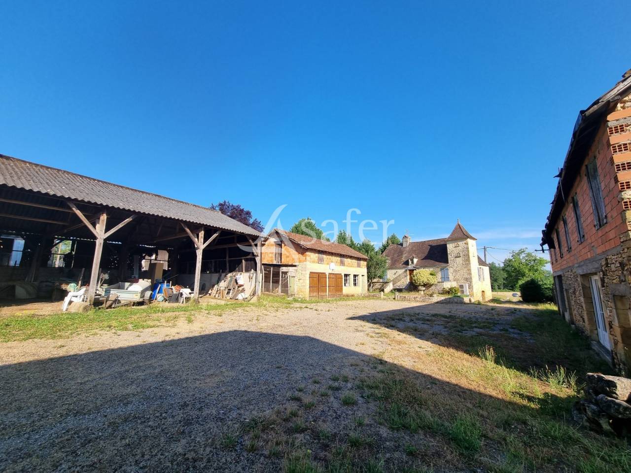 Ancien Corps de ferme sur 11 ha au Nord-Ouest du Lot