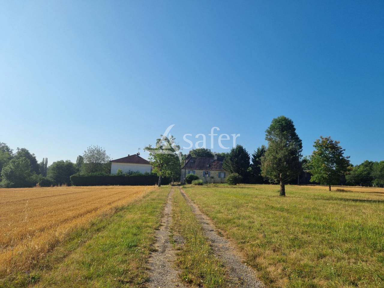Ancien Corps de ferme sur 11 ha au Nord-Ouest du Lot