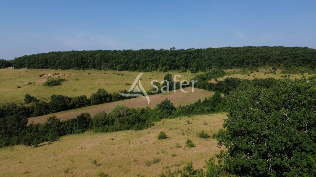 Proche Agen, propri&eacute;t&eacute; agricole au calme sur 32ha
