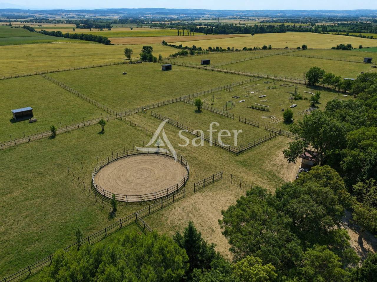 Domaine &eacute;questre de caract&egrave;re  Corps de ferme du XVII? si