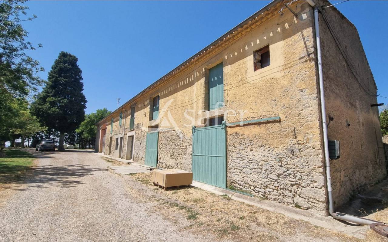 Domaine &eacute;questre de caract&egrave;re  Corps de ferme du XVII? si