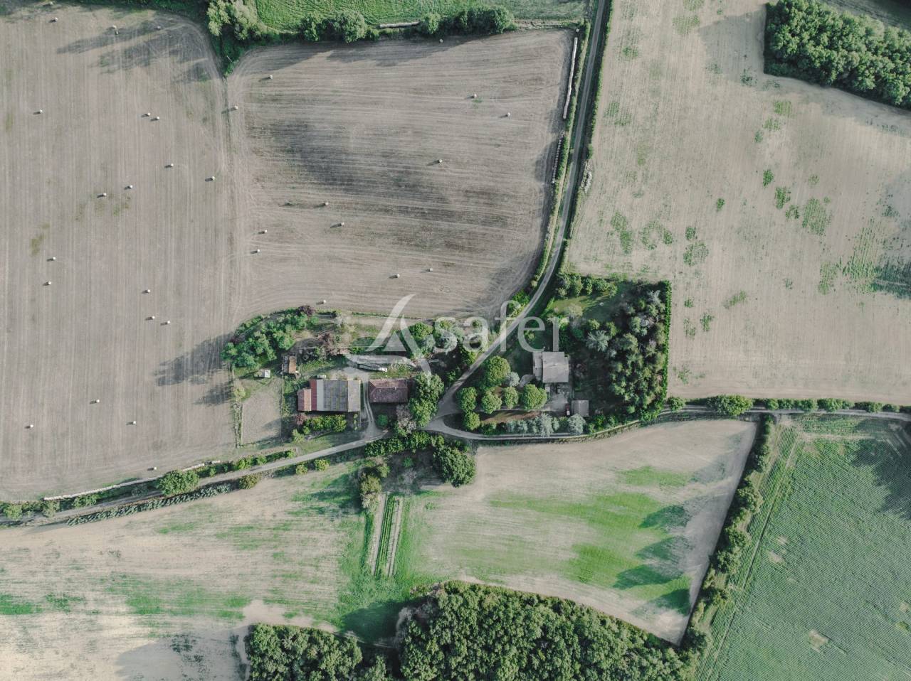 Maison de campagne avec ferme accompagn&eacute;es de terres irrigu&eacute;es