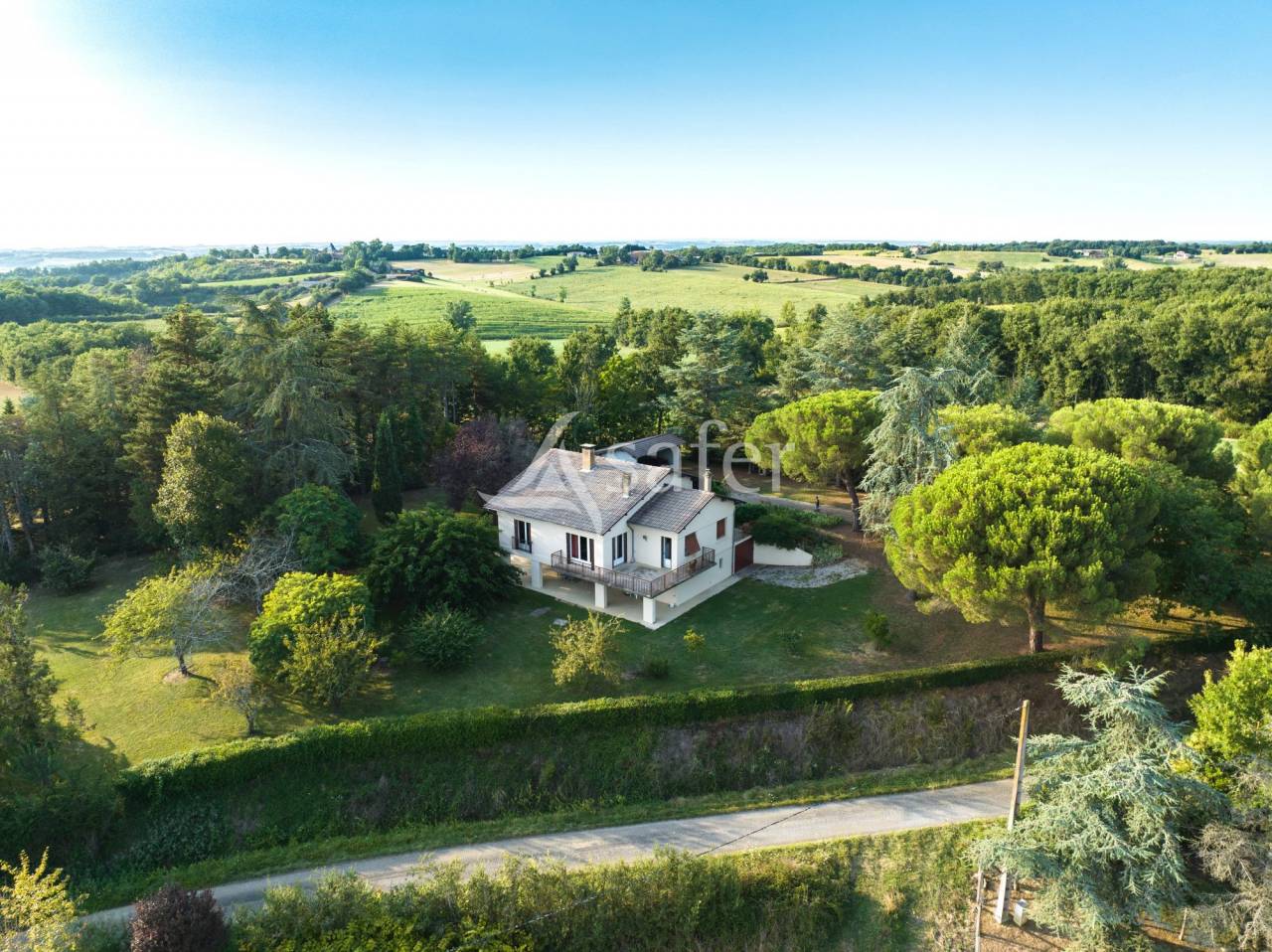 Maison de campagne avec ferme accompagn&eacute;es de terres irrigu&eacute;es