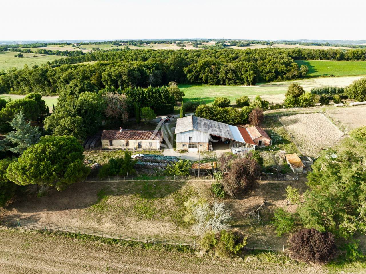 Maison de campagne avec ferme accompagn&eacute;es de terres irrigu&eacute;es