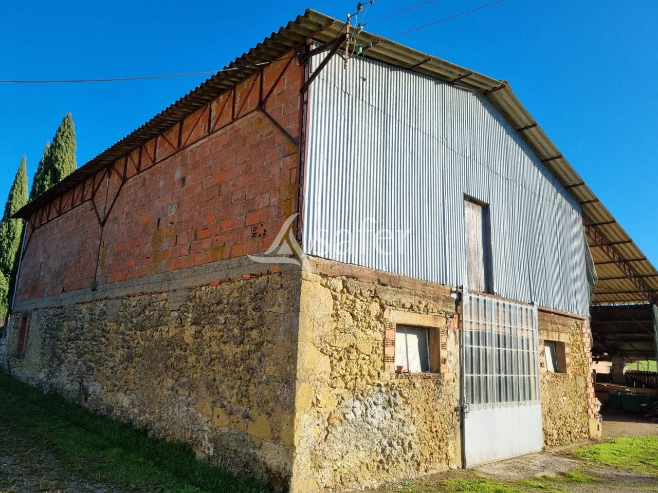 Maison de campagne avec ferme accompagn&eacute;es de terres irrigu&eacute;es
