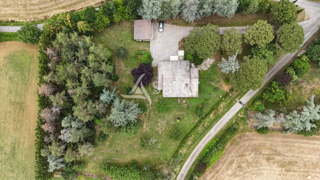 Maison de campagne avec ferme accompagn&eacute;es de terres irrigu&eacute;es