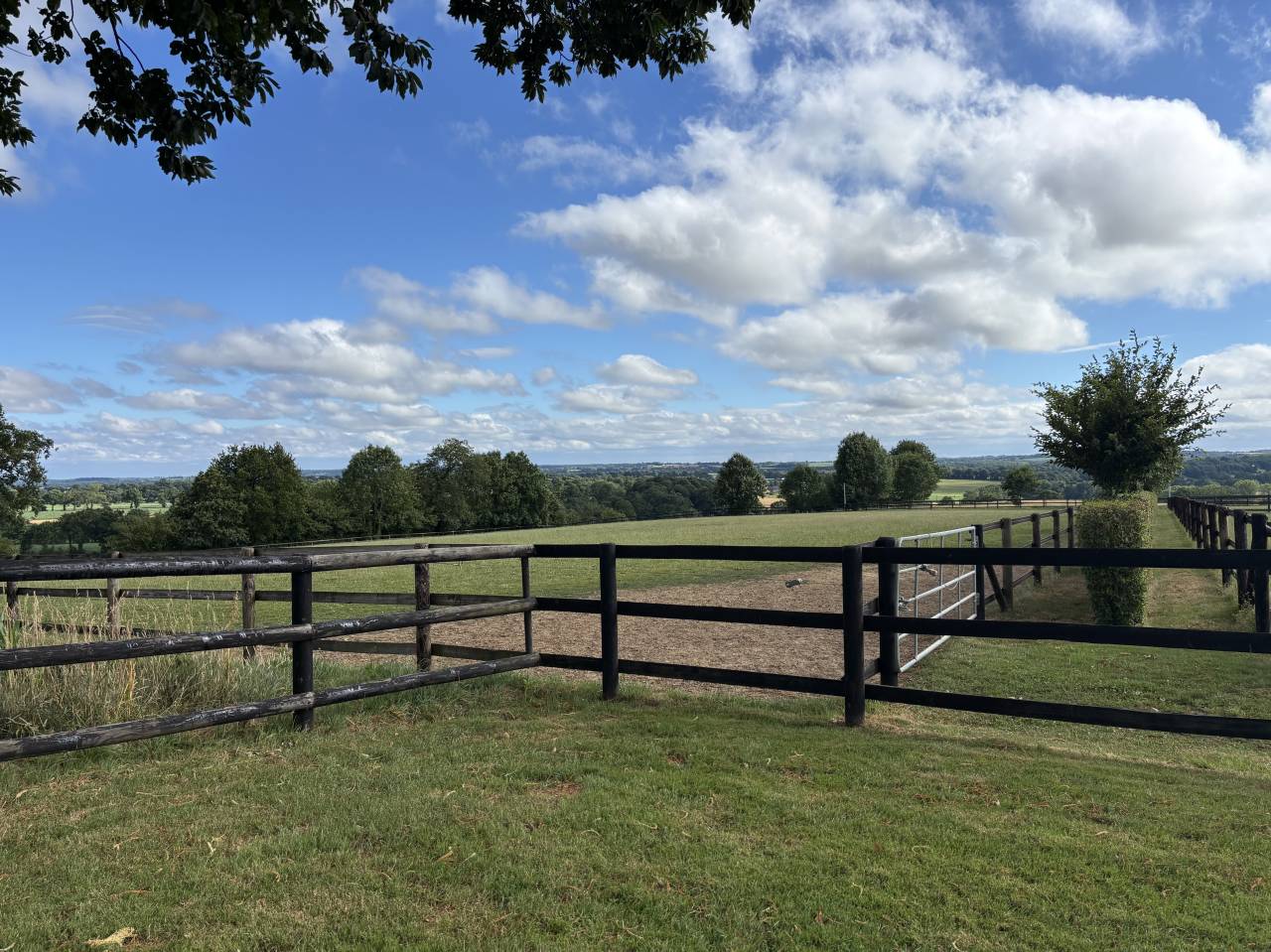 HARAS TR&Egrave;S FONCTIONNEL 45,5 HA