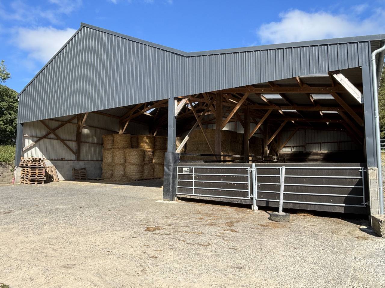 HARAS TR&Egrave;S FONCTIONNEL 45,5 HA