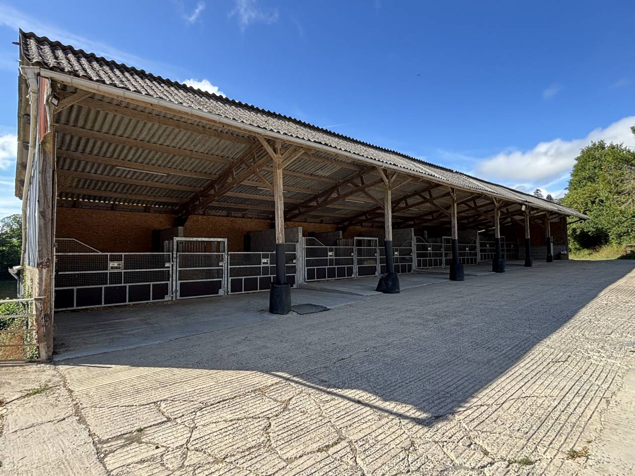 HARAS TR&Egrave;S FONCTIONNEL 45,5 HA