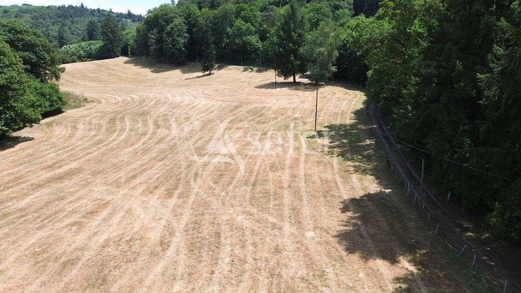 B&acirc;timent agricole avec 13 ha attenant