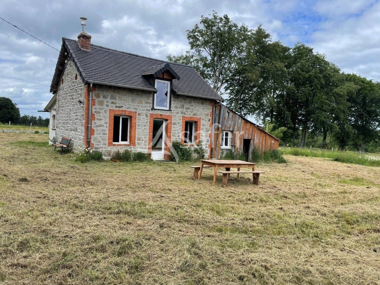 Enclos b&acirc;ti avec 5ha90 de foncier bien group&eacute;s.