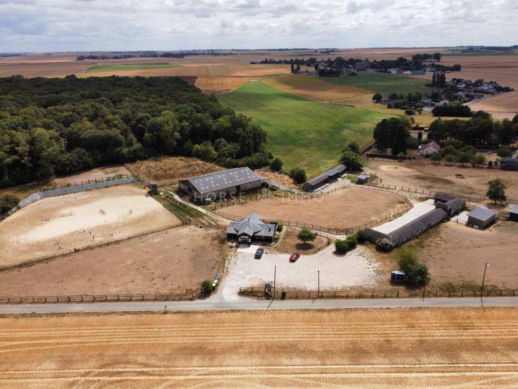 Structure &eacute;questre de qualit&eacute; avec revenus locatifs Puchay 27
