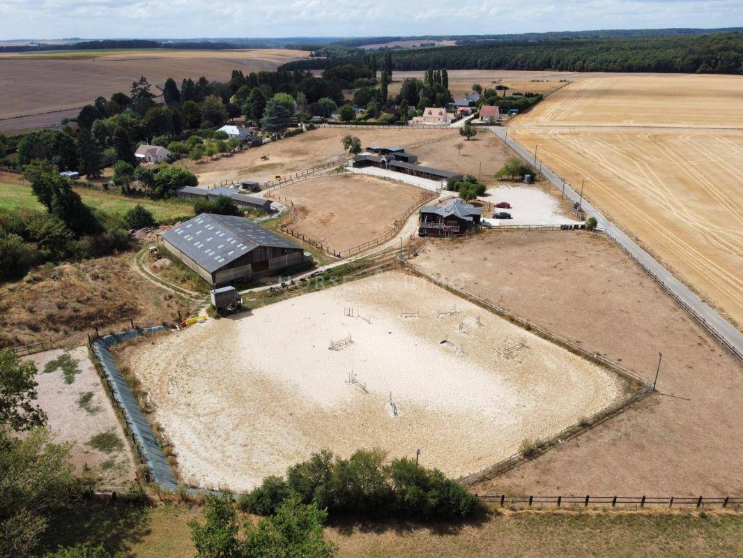 Structure &eacute;questre de qualit&eacute; avec revenus locatifs Puchay 27