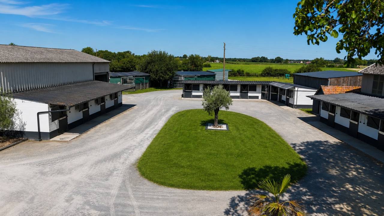Propri&eacute;t&eacute; &eacute;questre avec maison d'habitation sur 7 ha