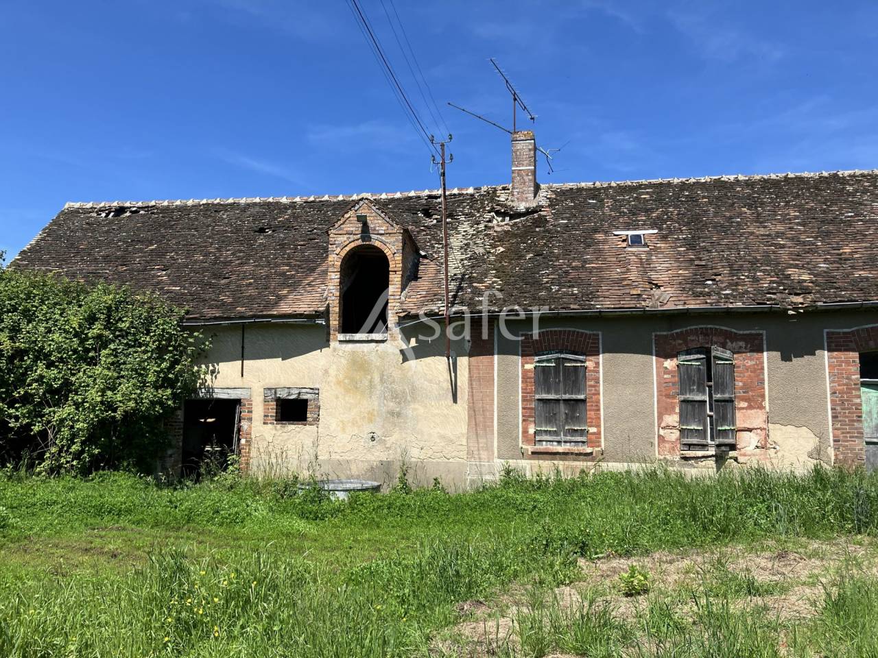 Corps de ferme &agrave; r&eacute;nover + 40 ha de prairie
