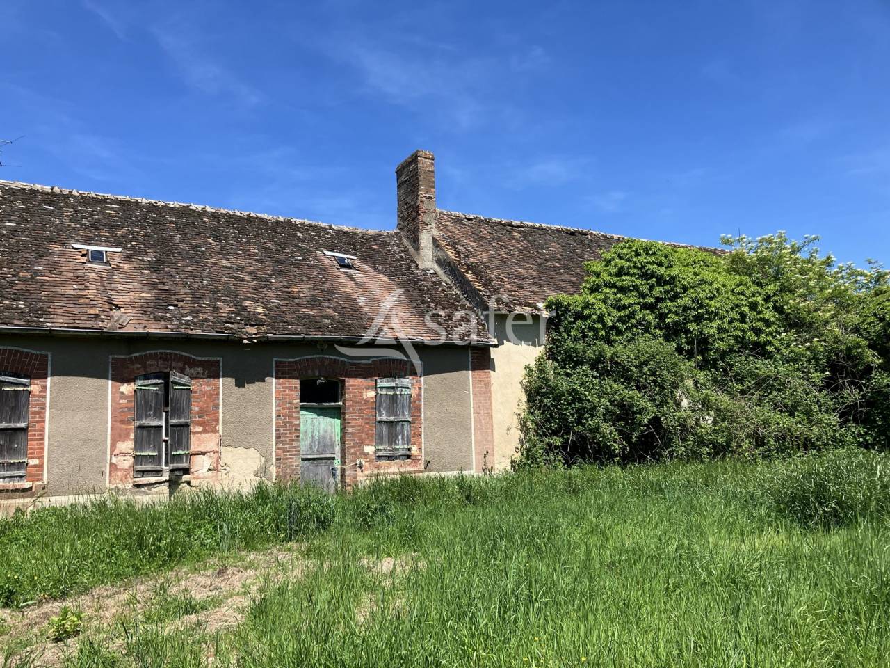 Corps de ferme &agrave; r&eacute;nover + 40 ha de prairie