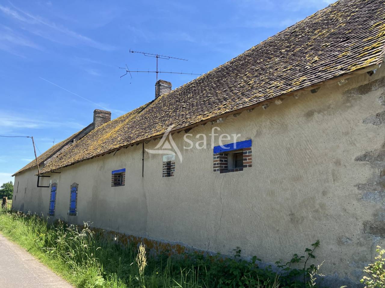 Corps de ferme &agrave; r&eacute;nover + 40 ha de prairie