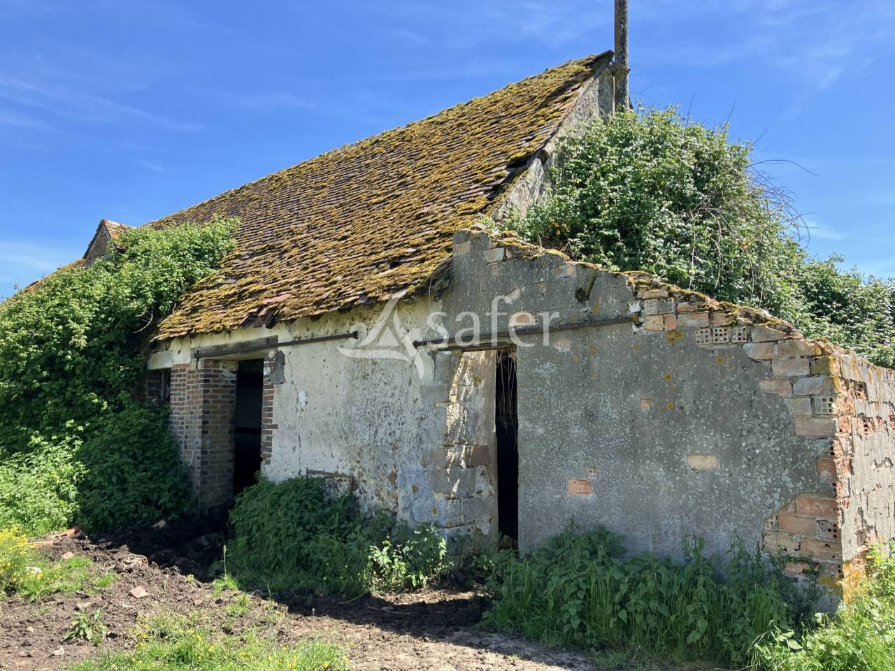 Corps de ferme &agrave; r&eacute;nover + 40 ha de prairie