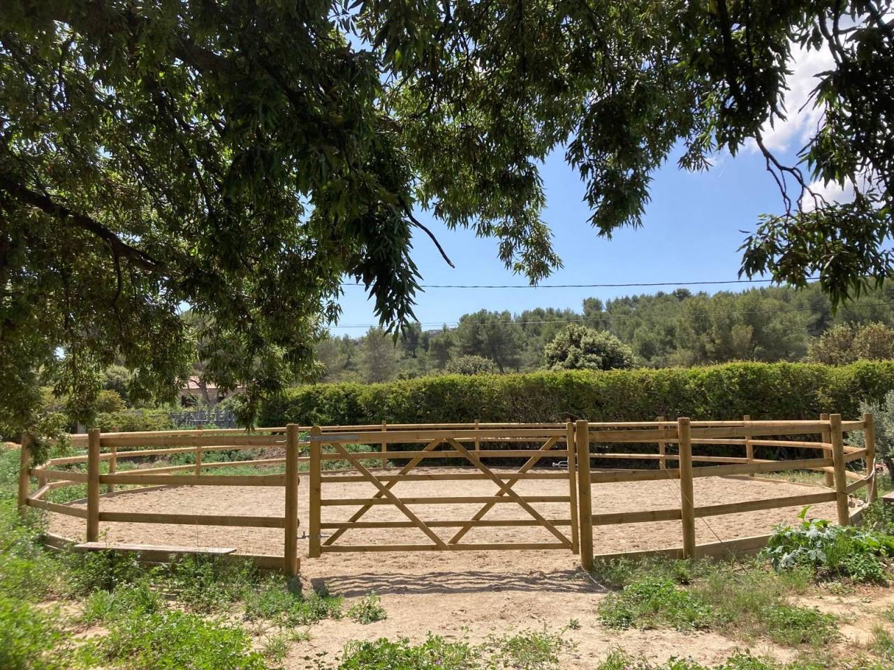 Propri&eacute;t&eacute; &eacute;questre avec villa et g&icirc;tes  Lan&ccedil;on-Provence