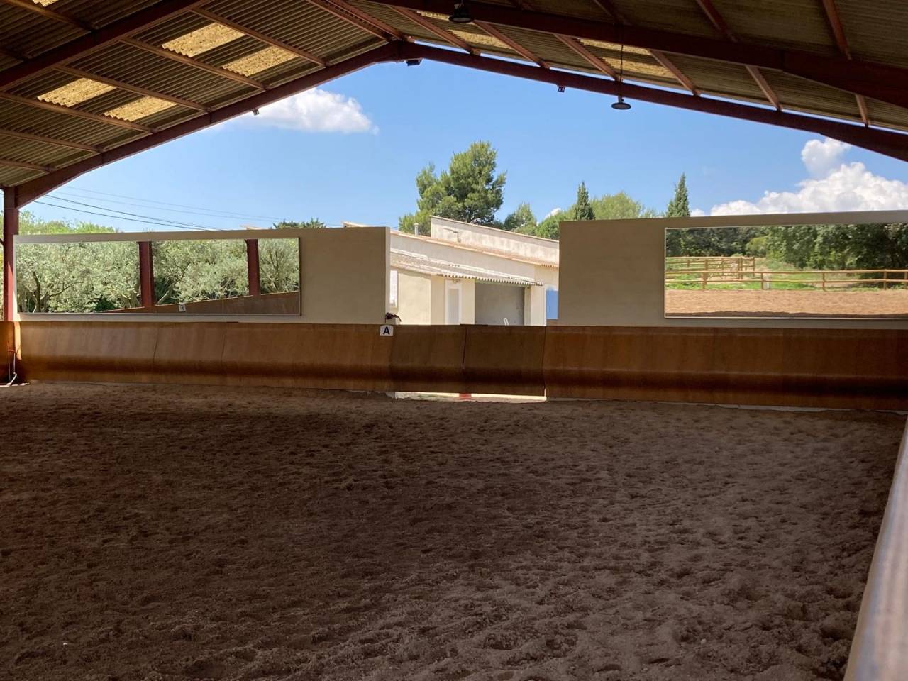 Propri&eacute;t&eacute; &eacute;questre avec villa et g&icirc;tes  Lan&ccedil;on-Provence