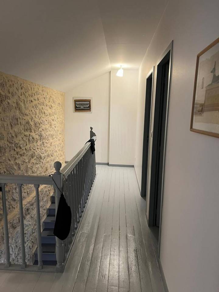Loue Ecuries, prairies cl&ocirc;tur&eacute;es et maison habitation 