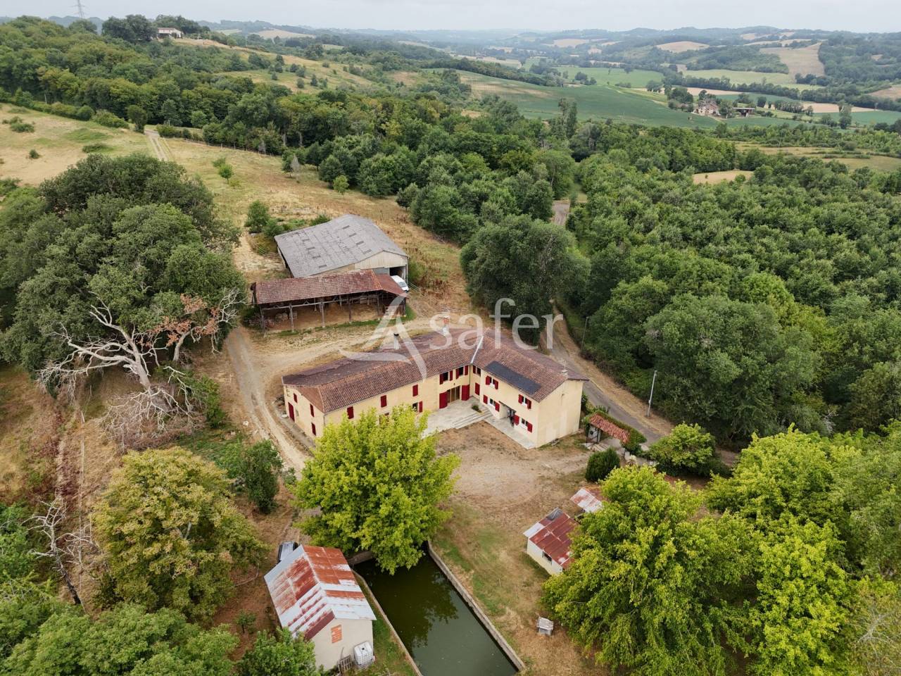 Ancien corps de ferme avec g&icirc;te et maison sur 2 ha prairies sec