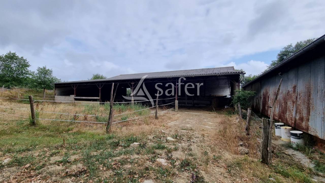 Ancien corps de ferme avec g&icirc;te et maison sur 2 ha prairies sec