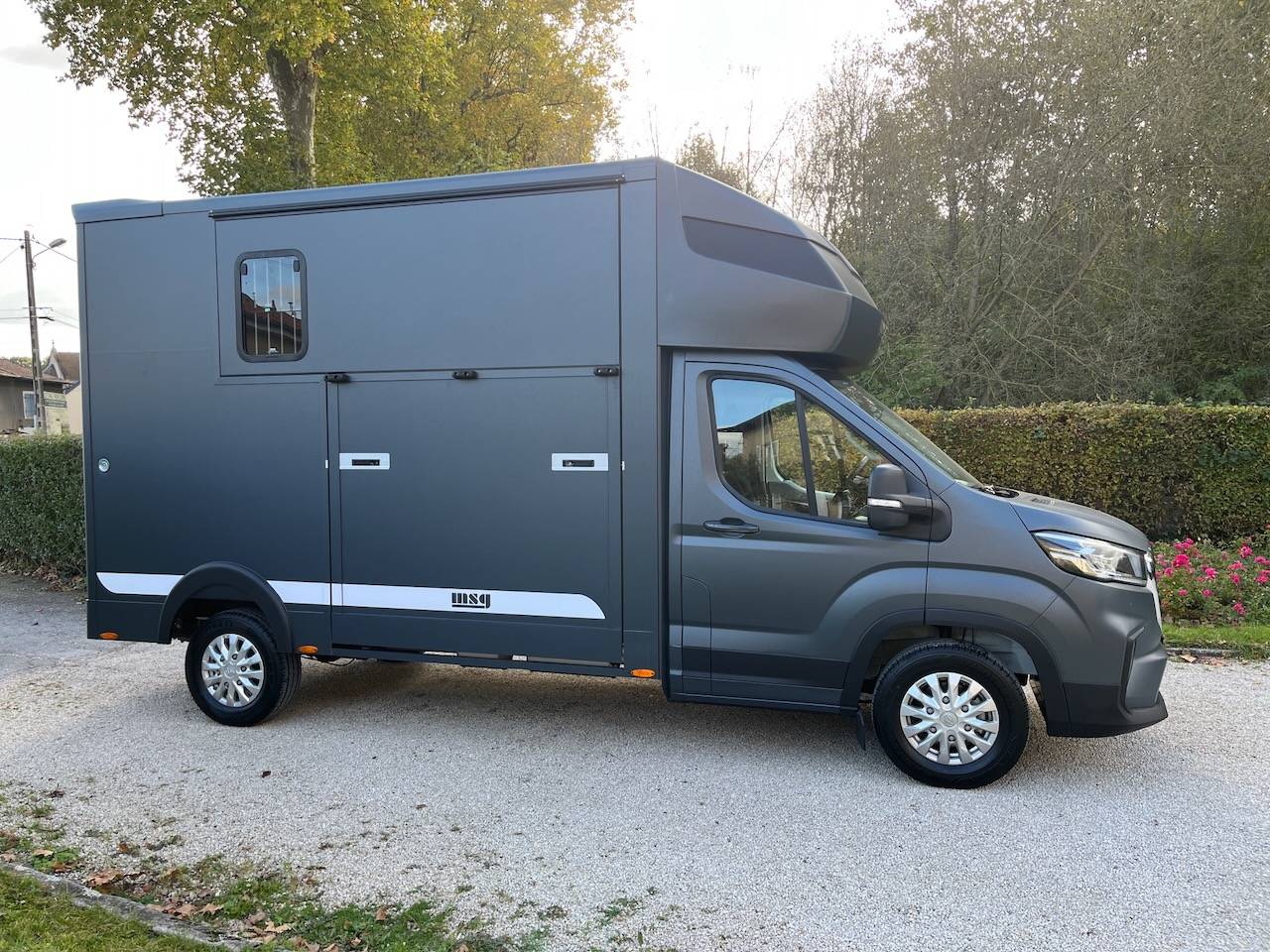 MAXUS DELIVER 9 LUXURY MSG STALLION LIGHT