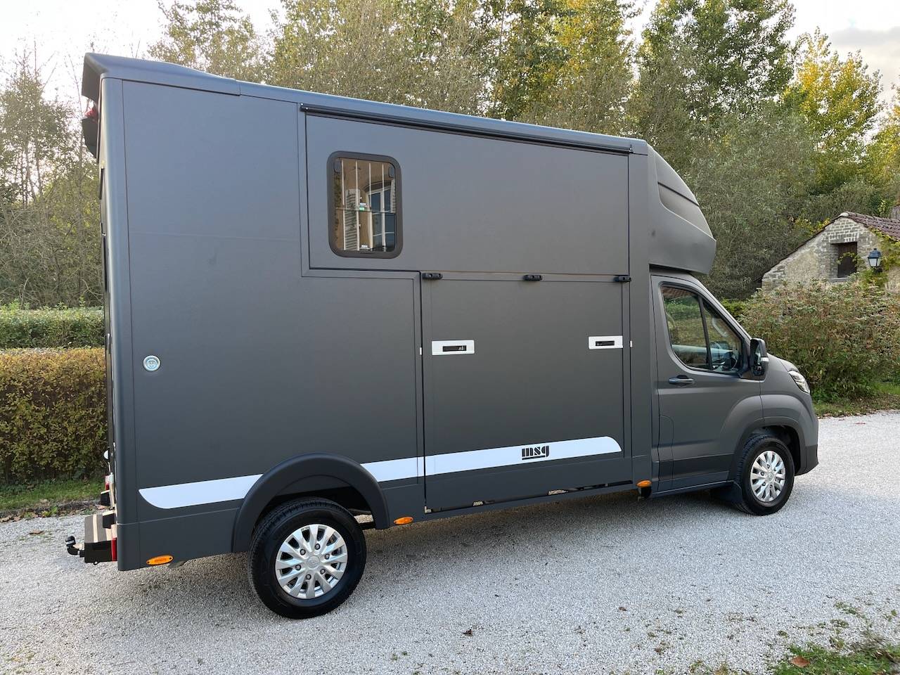 MAXUS DELIVER 9 LUXURY MSG STALLION LIGHT