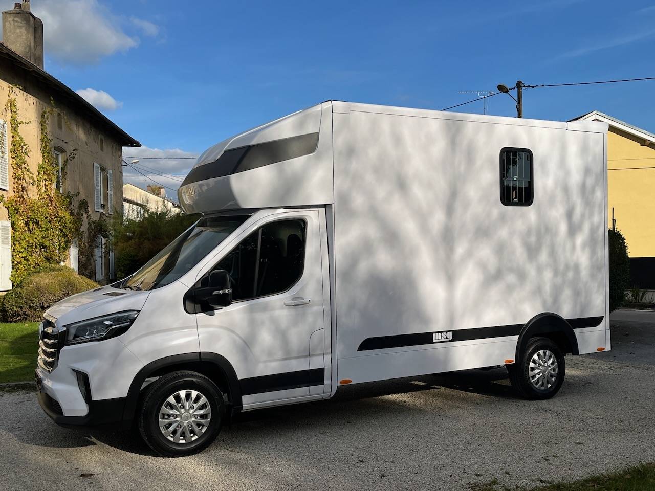 MAXUS DELIVER 9 LUXURY MSG STALLION LIGHT