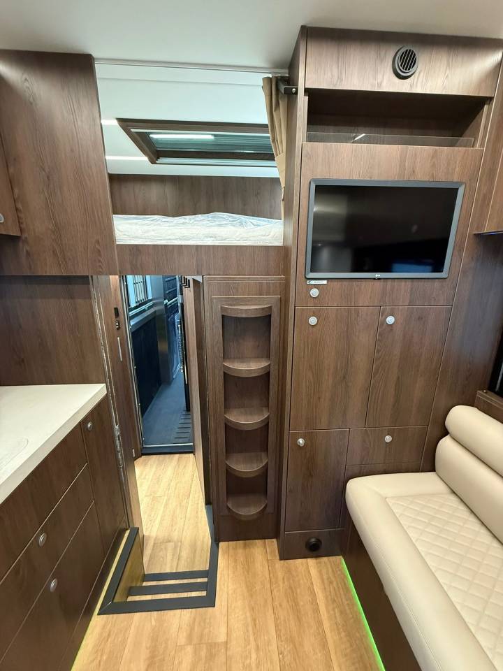 VOLVO FH 500 NF 8 HORSES