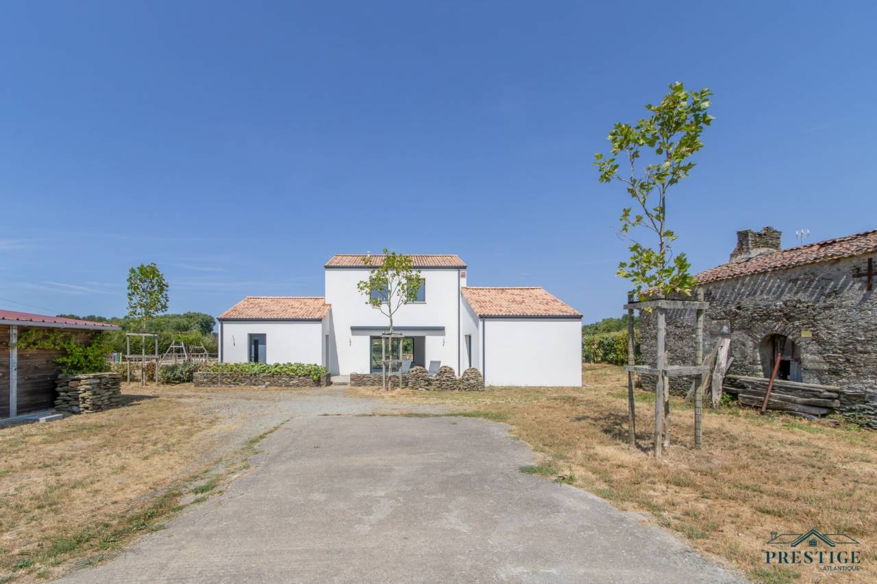 PORNIC - BORD DE MER - 150M2 HABITABLES - 4 Ha TERRAIN