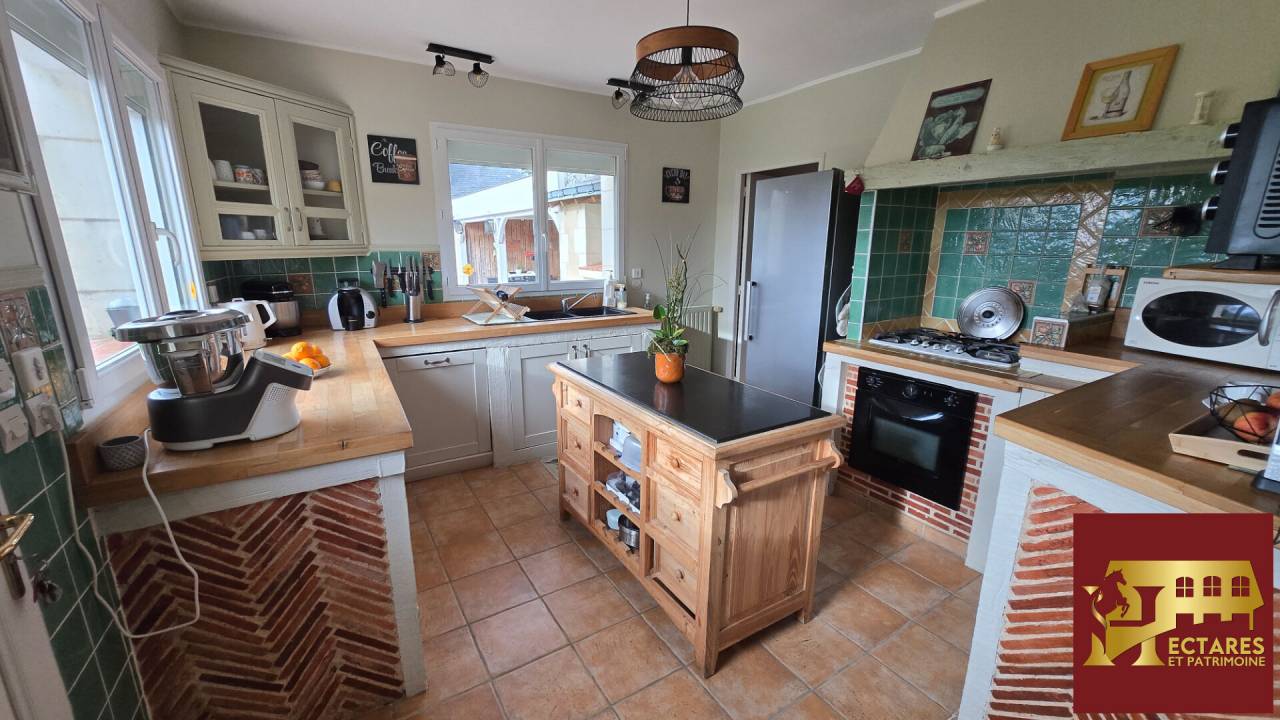 Belle Demeure de 175 m2 sur une Propri&eacute;t&eacute; de 8 ha