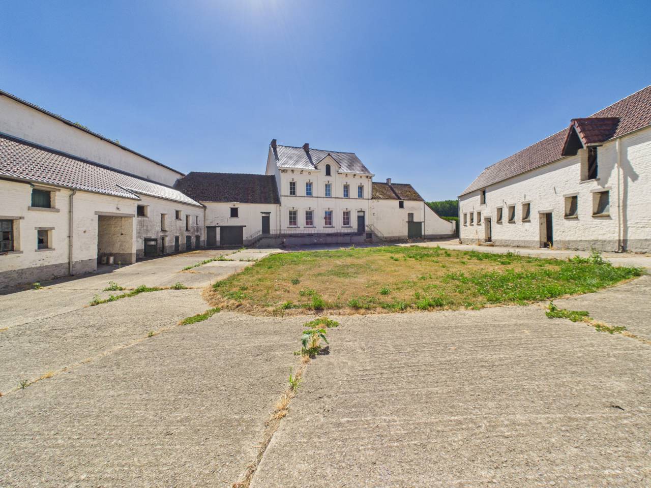 Propri&eacute;t&eacute; &eacute;questre avec 2 maisons, boxes et entrep&ocirc;ts
