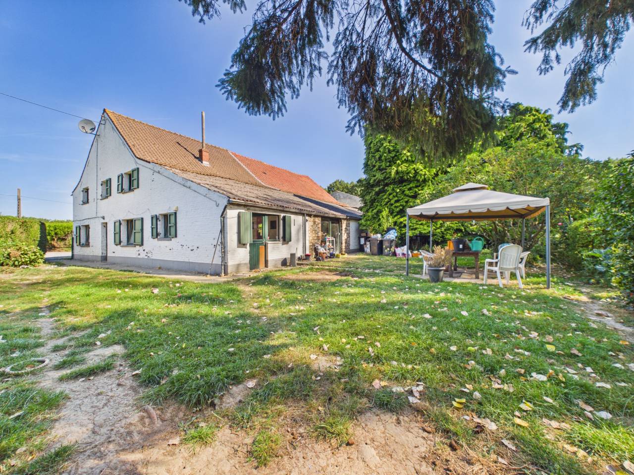 Propri&eacute;t&eacute; &eacute;questre avec 2 maisons, boxes et entrep&ocirc;ts
