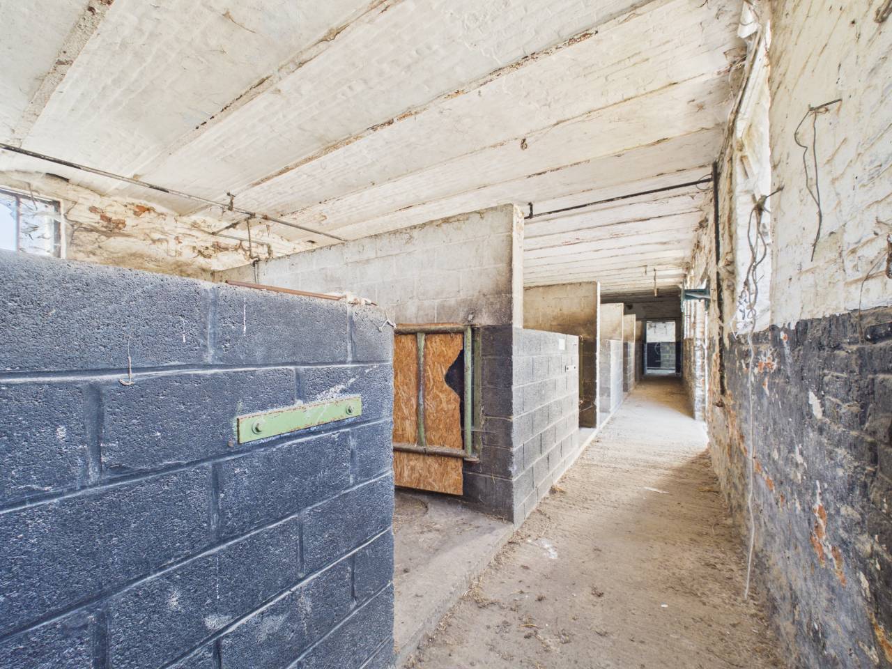 Propri&eacute;t&eacute; &eacute;questre avec 2 maisons, boxes et entrep&ocirc;ts