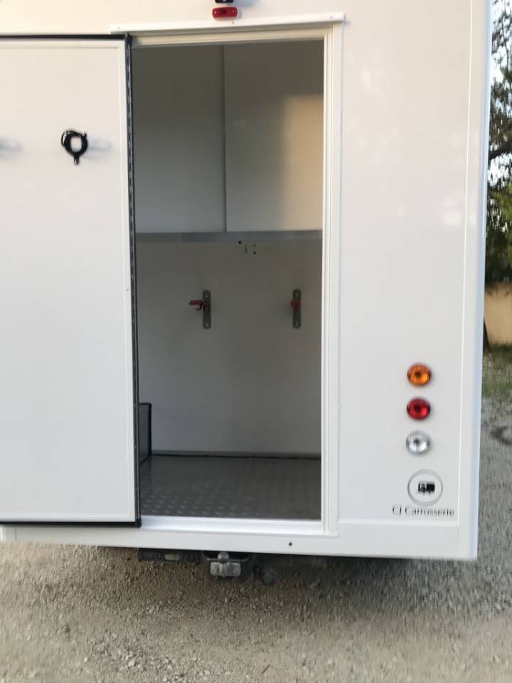 Camion chevaux carrosserie neuve 148 000 kms 2016