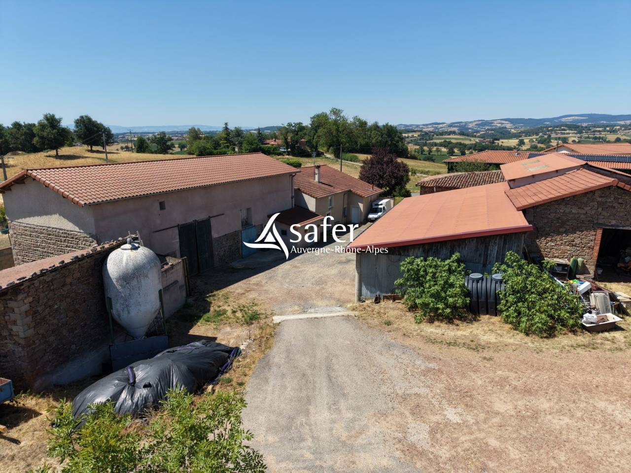 EXPLOITATION AGRICOLE AVEC HABITATION - MONTS DU LYONNAIS
