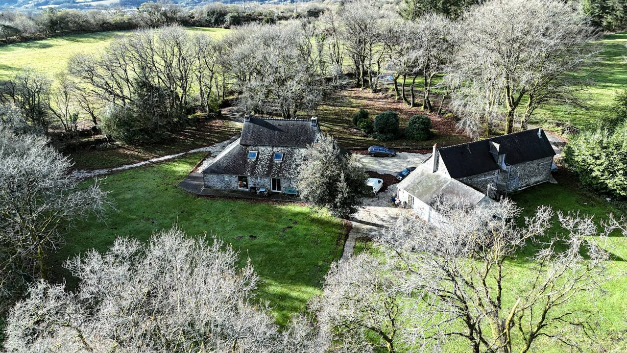 Propri&eacute;t&eacute;, deux maisons et un territoire de 40ha