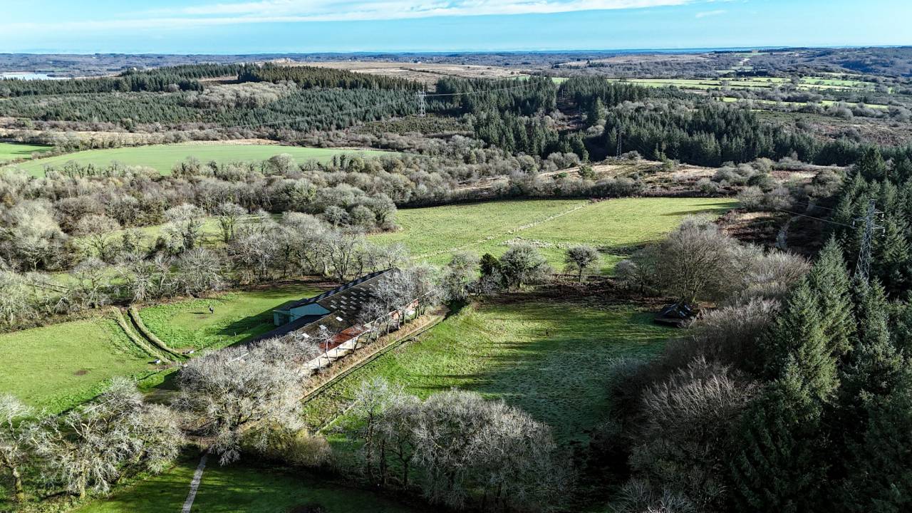 Propri&eacute;t&eacute;, deux maisons et un territoire de 40ha