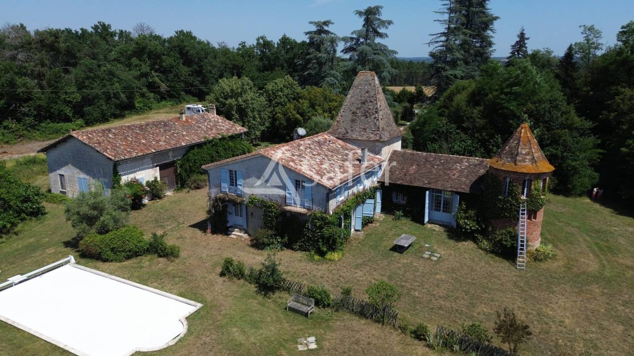 Belle propri&eacute;t&eacute; b&acirc;tie sur 90ha avec bois et &eacute;tang