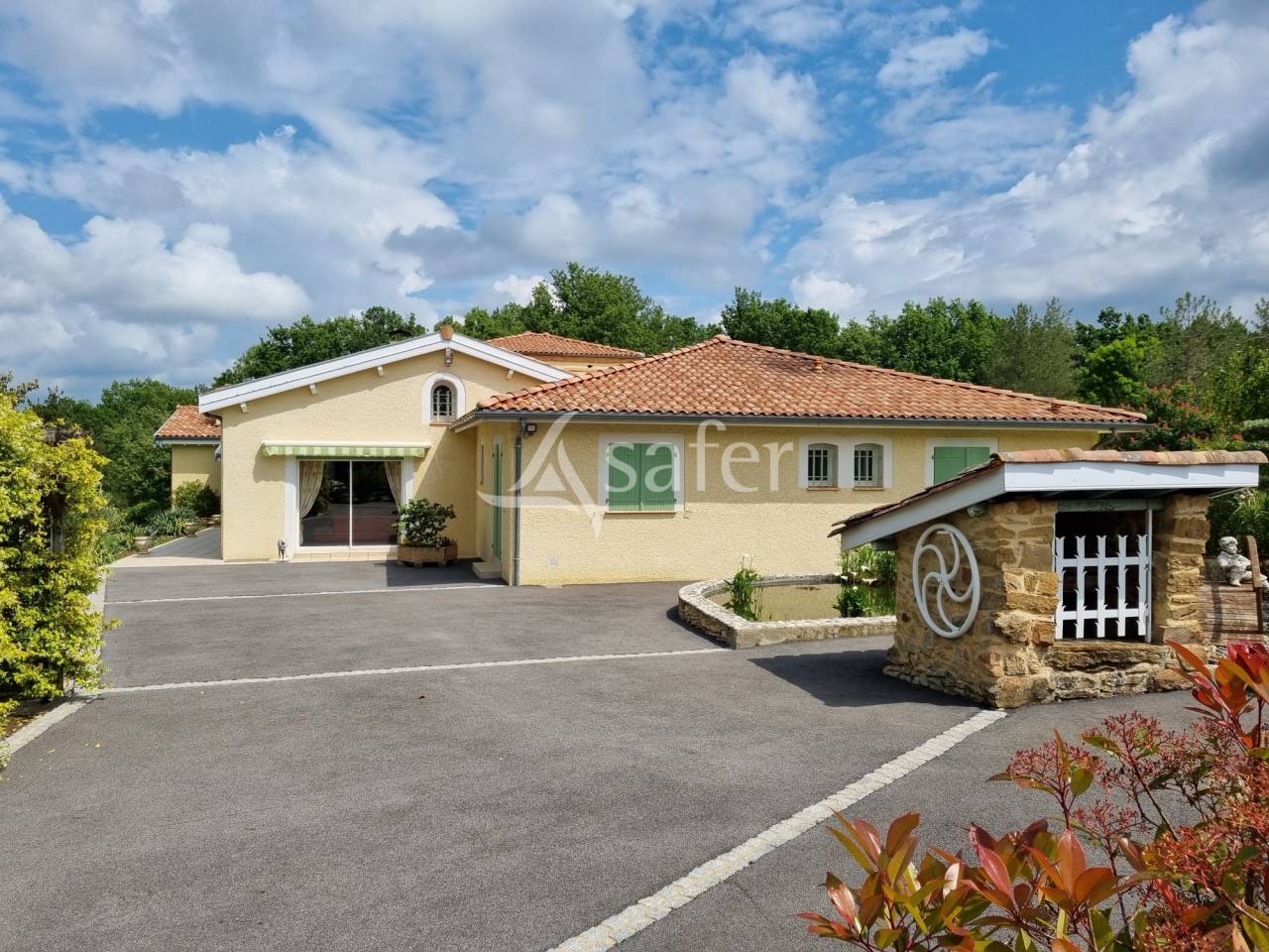Maison avec lac priv&eacute; et 60ha de for&ecirc;t