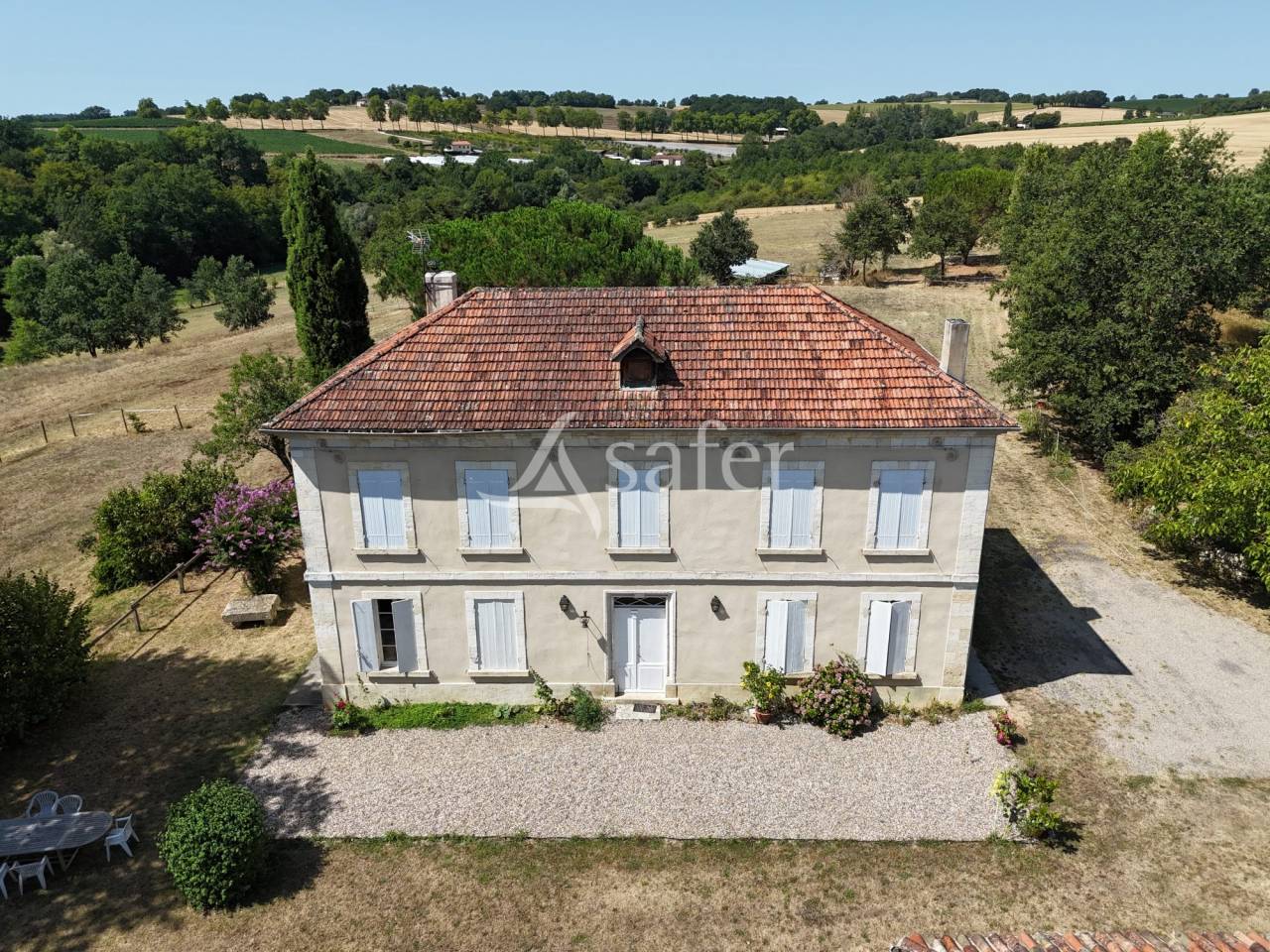 Maison bourgeoise avec installations &eacute;questres et boxes