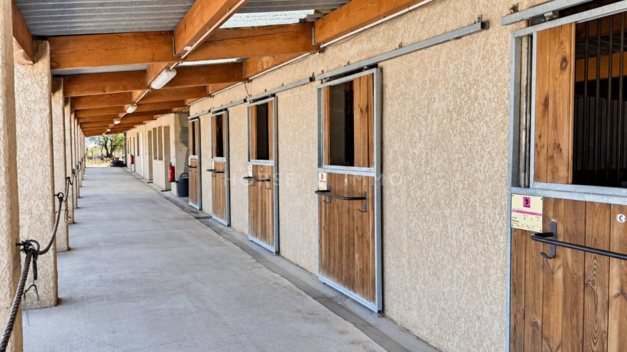 Domaine &eacute;questre proche B&eacute;ziers et les plages